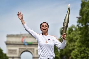 Paris 2024 - Olympic Flame At The Arc De Triomphe - Paris