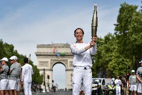 Paris 2024 - Olympic Flame At The Arc De Triomphe - Paris