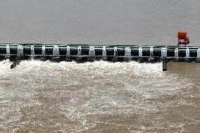 Yangtze River Gezhouba Water Conservancy Project Flood Discharge