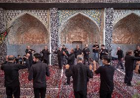 Iranians Commemorate Tasou'a