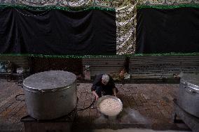 Iranians Commemorate Tasou'a