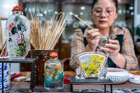 (ChineseToday)CHINA-YUNNAN-KUNMING-INSIDE PAINTING-INHERITOR (CN)?