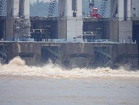 Gezhouba Dam Hub Flood Discharge And Sand Flushing in Yichang