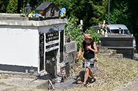 Ashes of UPA commander Yevhen Shtendera buried in Lviv