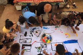 Palestinian Artist Entertains Chidren - Gaza