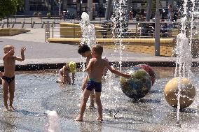 Bathing in Vinnytsia fountain on hot summer day