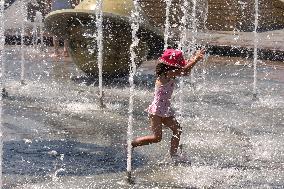 Bathing in Vinnytsia fountain on hot summer day