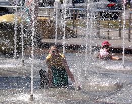 Bathing in Vinnytsia fountain on hot summer day