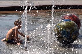 Bathing in Vinnytsia fountain on hot summer day