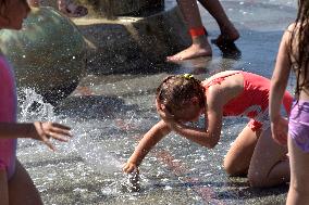 Bathing in Vinnytsia fountain on hot summer day