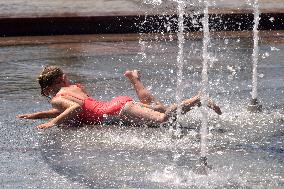 Bathing in Vinnytsia fountain on hot summer day