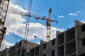 Building apartment blocks in Kharkiv