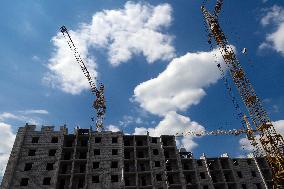 Building apartment blocks in Kharkiv