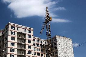 Building apartment blocks in Kharkiv