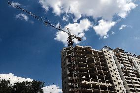 Building apartment blocks in Kharkiv