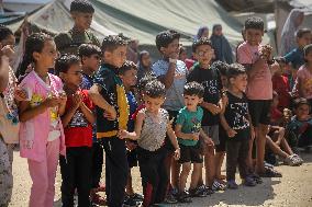 Clowns Entertain Children - Gaza