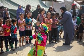 Clowns Entertain Children - Gaza