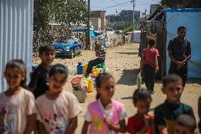 Clowns Entertain Children - Gaza