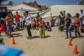 Clowns Entertain Children - Gaza