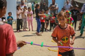 Clowns Entertain Children - Gaza