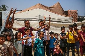 Clowns Entertain Children - Gaza