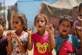 Clowns Entertain Children - Gaza