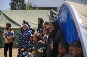 Clowns Entertain Children - Gaza