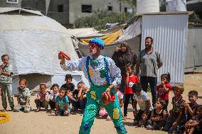 Clowns Entertain Children - Gaza