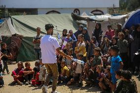 Clowns Entertain Children - Gaza