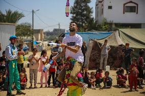 Clowns Entertain Children - Gaza