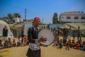 Clowns Entertain Children - Gaza