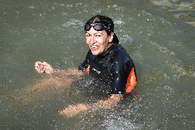 Paris 2024 - Mayor Anne Hidalgo Swims In The Seine River - Paris