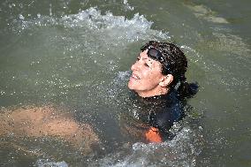 Paris 2024 - Mayor Anne Hidalgo Swims In The Seine River - Paris