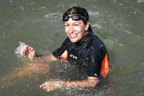 Paris 2024 - Mayor Anne Hidalgo Swims In The Seine River - Paris