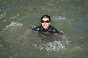 Paris 2024 - Mayor Anne Hidalgo Swims In The Seine River - Paris