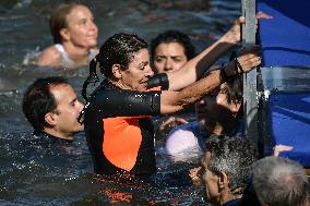 Paris 2024 - Mayor Anne Hidalgo Swims In The Seine River - Paris