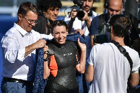 Paris 2024 - Mayor Anne Hidalgo Swims In The Seine River - Paris