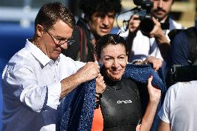 Paris 2024 - Mayor Anne Hidalgo Swims In The Seine River - Paris