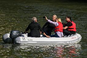 Paris 2024 - CNN Journalist Mellissa Bell Swims In The Seine River - Paris