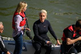 Paris 2024 - CNN Journalist Mellissa Bell Swims In The Seine River - Paris