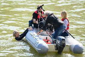 Paris 2024 - CNN Journalist Mellissa Bell Swims In The Seine River - Paris