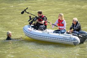Paris 2024 - CNN Journalist Mellissa Bell Swims In The Seine River - Paris