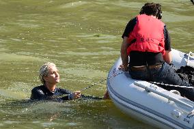 Paris 2024 - CNN Journalist Mellissa Bell Swims In The Seine River - Paris