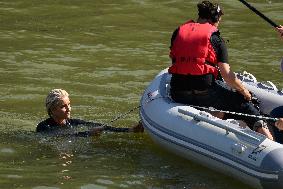 Paris 2024 - CNN Journalist Mellissa Bell Swims In The Seine River - Paris