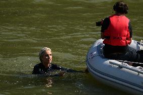 Paris 2024 - CNN Journalist Mellissa Bell Swims In The Seine River - Paris