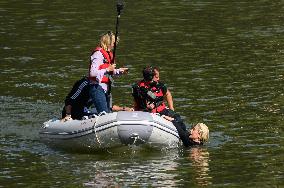 Paris 2024 - CNN Journalist Mellissa Bell Swims In The Seine River - Paris