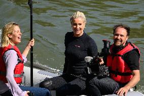 Paris 2024 - CNN Journalist Mellissa Bell Swims In The Seine River - Paris