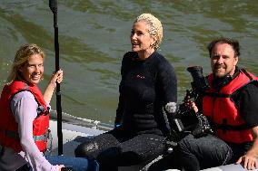 Paris 2024 - CNN Journalist Mellissa Bell Swims In The Seine River - Paris