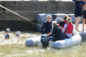 Paris 2024 - CNN Journalist Mellissa Bell Swims In The Seine River - Paris