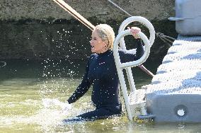 Paris 2024 - CNN Journalist Mellissa Bell Swims In The Seine River - Paris